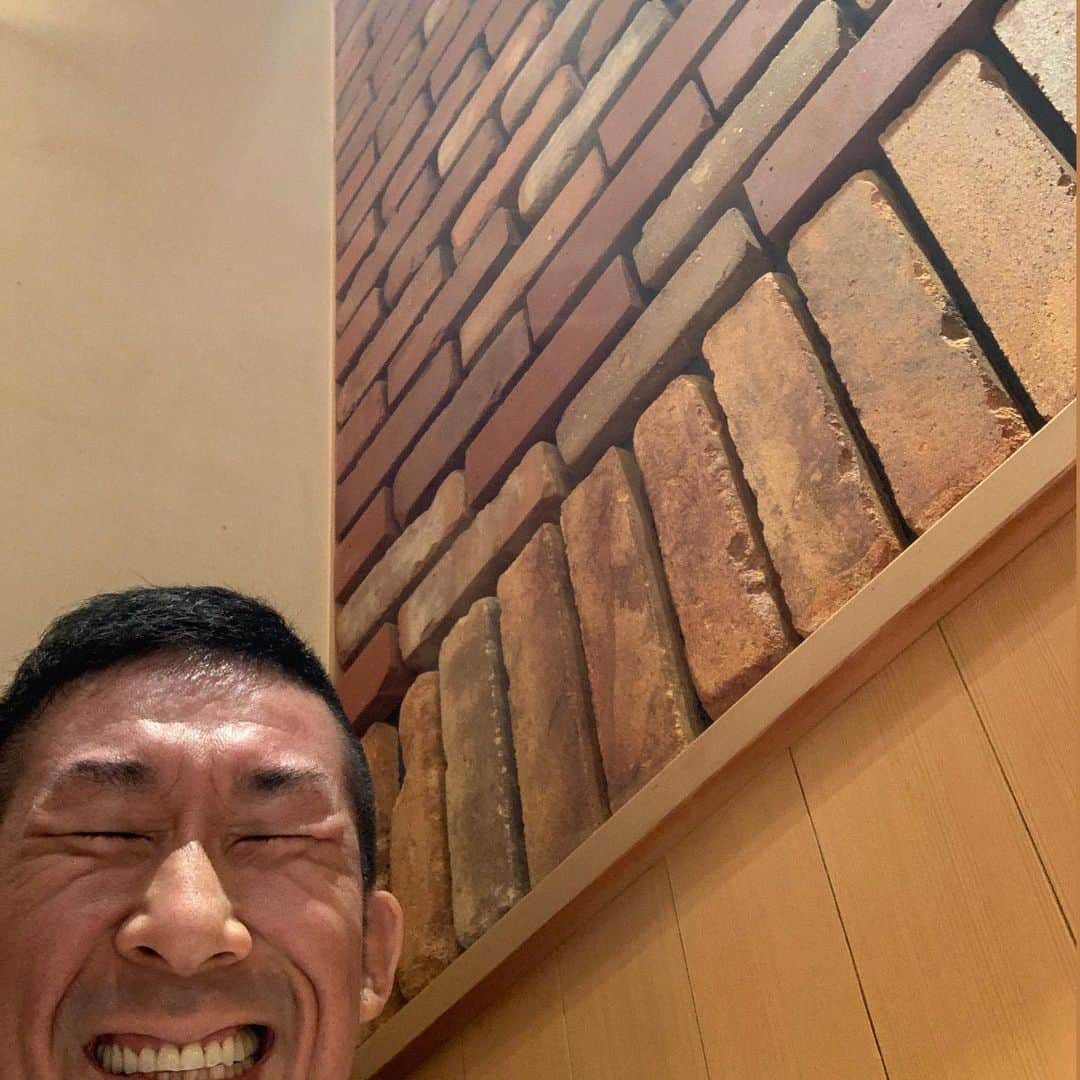 田村裕さんのインスタグラム写真 - (田村裕Instagram)「似ている？w  壁で検索した幾人かの皆様、勝手にタグ付けすいません😅  #今日は今のところ笑えてる？ #笑えなかったとしても大丈夫 #僕が笑ってる #麒麟田村 #タムラ433 #TAMURA #smile #笑容 #미소 #sourire #ยิ้ม #全力笑顔」2月4日 16時30分 - hiroshi9393