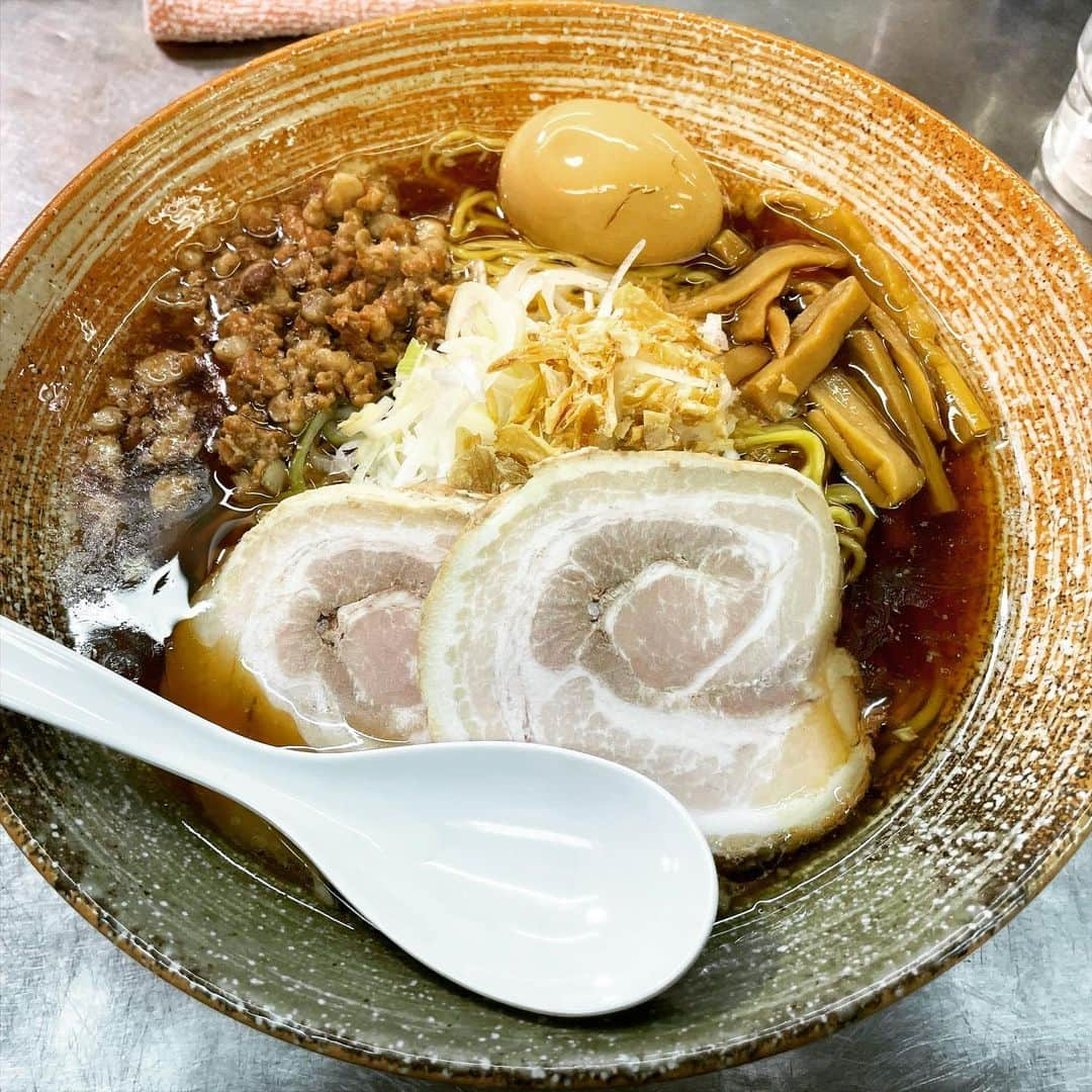 伊藤かりんのインスタグラム：「. . . 覆麺 智 . . ラーメンで濃いって聞くと、 背脂とかドロドロとか 家系、G系を想像する方が多いと思うけど、 . ここの濃さは塩分！！！ . でもしょっぱいという感覚ではなく、 コクがひたすら濃い！！！！ っていう感じでした☺️✨ . . . . #かりんのラヲタ修行中 #ラーメン」