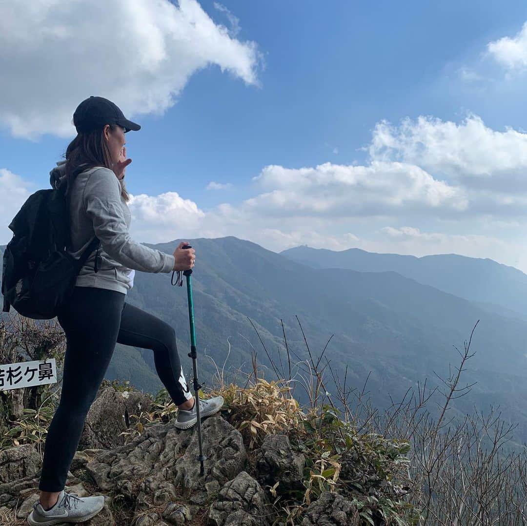 福田真未さんのインスタグラム写真 - (福田真未Instagram)「沖めんで若杉山に登ってきました⛰ 去年からはまっていた山登り🏃‍♀️！！  久しぶりだったから きつかった〜〜😭✨  山頂は最高の景色✨ やまびこ返ってこんかったけど😂  2月20日発売のゴルフダイジェストで 登山の様子のるみたいです！笑  登山グッズ揃えよう〜🥺✨  #山登り #若杉山標高681m #まりあちゃん #ペース早すぎて #仙人と名付けました😂  @erigolferi  @mra.snhr  @makoto.igarashi111」2月4日 16時34分 - fukudamami32