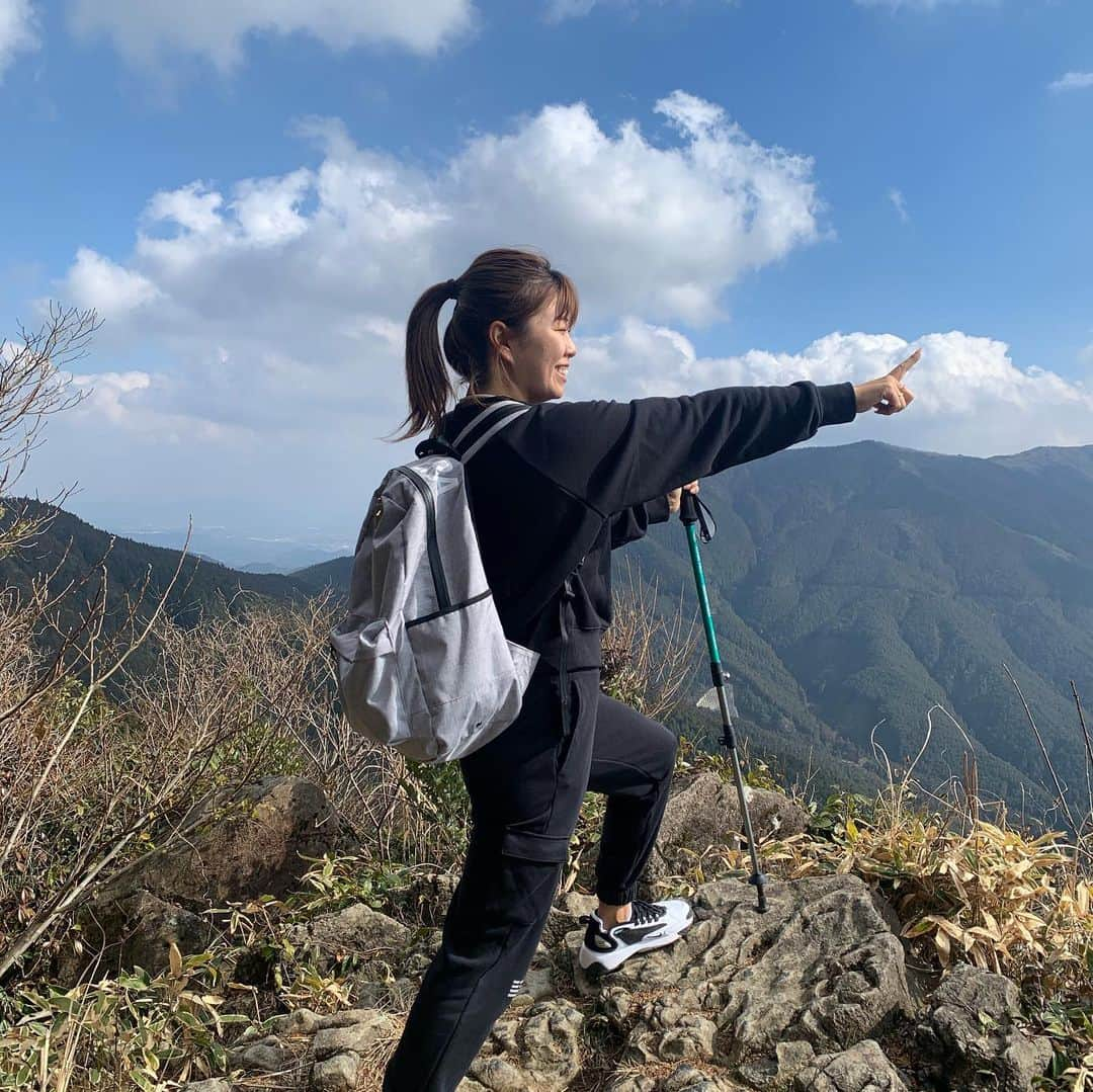 福田真未さんのインスタグラム写真 - (福田真未Instagram)「沖めんで若杉山に登ってきました⛰ 去年からはまっていた山登り🏃‍♀️！！  久しぶりだったから きつかった〜〜😭✨  山頂は最高の景色✨ やまびこ返ってこんかったけど😂  2月20日発売のゴルフダイジェストで 登山の様子のるみたいです！笑  登山グッズ揃えよう〜🥺✨  #山登り #若杉山標高681m #まりあちゃん #ペース早すぎて #仙人と名付けました😂  @erigolferi  @mra.snhr  @makoto.igarashi111」2月4日 16時34分 - fukudamami32