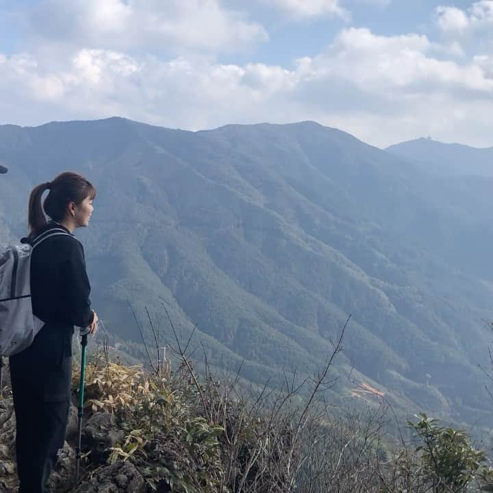 福田真未のインスタグラム：「沖めんで若杉山に登ってきました⛰ 去年からはまっていた山登り🏃‍♀️！！  久しぶりだったから きつかった〜〜😭✨  山頂は最高の景色✨ やまびこ返ってこんかったけど😂  2月20日発売のゴルフダイジェストで 登山の様子のるみたいです！笑  登山グッズ揃えよう〜🥺✨  #山登り #若杉山標高681m #まりあちゃん #ペース早すぎて #仙人と名付けました😂  @erigolferi  @mra.snhr  @makoto.igarashi111」