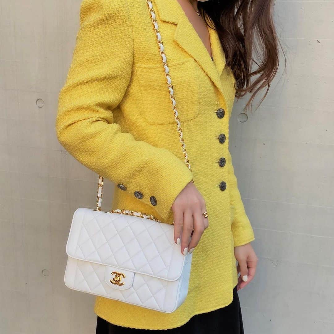 Vintage Brand Boutique AMOREさんのインスタグラム写真 - (Vintage Brand Boutique AMOREInstagram)「Vintage Chanel lambskin shoulder bag.  Available Online for Purchase🛒 Search Code: AO31943  Free Shipping Worldwide 📩DM for more info and pricing  ➡️info@amorevintagetokyo.com   #ChanelBag #VintageChanel #ChanelShoulderBag #chanel #AmoreTokyo」2月4日 16時36分 - amore_tokyo