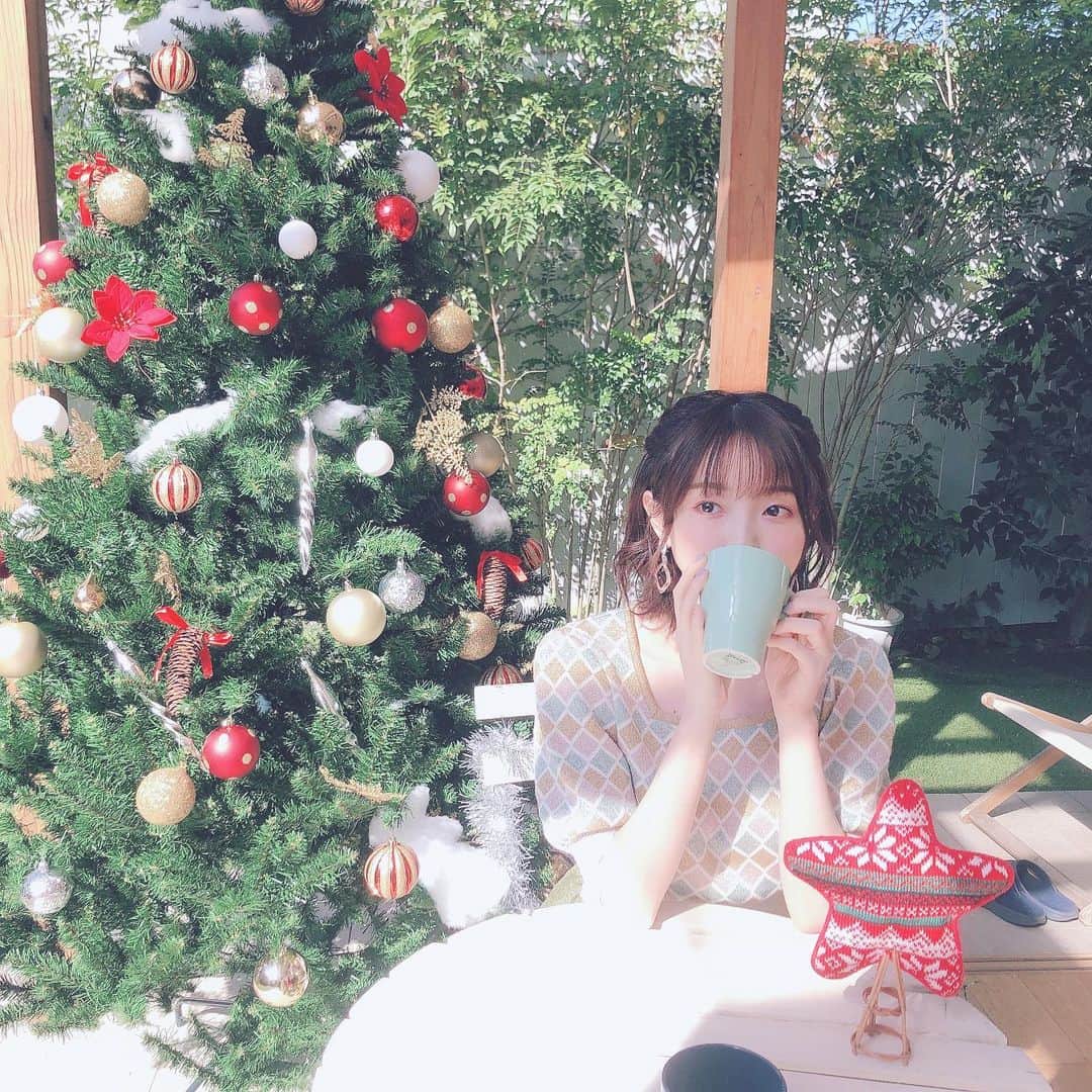 田中美海のインスタグラム：「2021.02.04🎄﻿ ﻿ この時期にクリスマス！？となりますが…笑﻿ ﻿ 『プリパラ&キラッとプリ☆チャン　Winter Live 2020』の﻿ パンフレットが皆さんのもとに届いていると聞いて👂﻿ ﻿ 私は徳井青空さんと一緒に﻿ すずちゃん&ラビリィコンビで撮影&取材💕﻿ またそらまるさんとご一緒できて嬉しいっ😍﻿ ﻿ そんな撮影の合間のオフショットです！﻿ 本当はクリスマスの時期に載せたかったけど笑﻿ 少しもどかしかったです😂😂﻿ だってこんな映え映えなテラスでツリーなんてないもの笑﻿ Twitterにも載せましたがインスタにも﻿ 載せさせていただきます📷🎵﻿ ﻿ 週末東京は暖かくなるときいて﻿ 私は今からルンルン気分です🚶‍♀️🎵﻿ 春が待ち遠しいぞ〜😂🌸﻿ ﻿ #pripara﻿ #prichan﻿ #パンフレット撮影﻿ #クリスマスツリー🎄﻿ #Xmas #Christmas🔔💝」