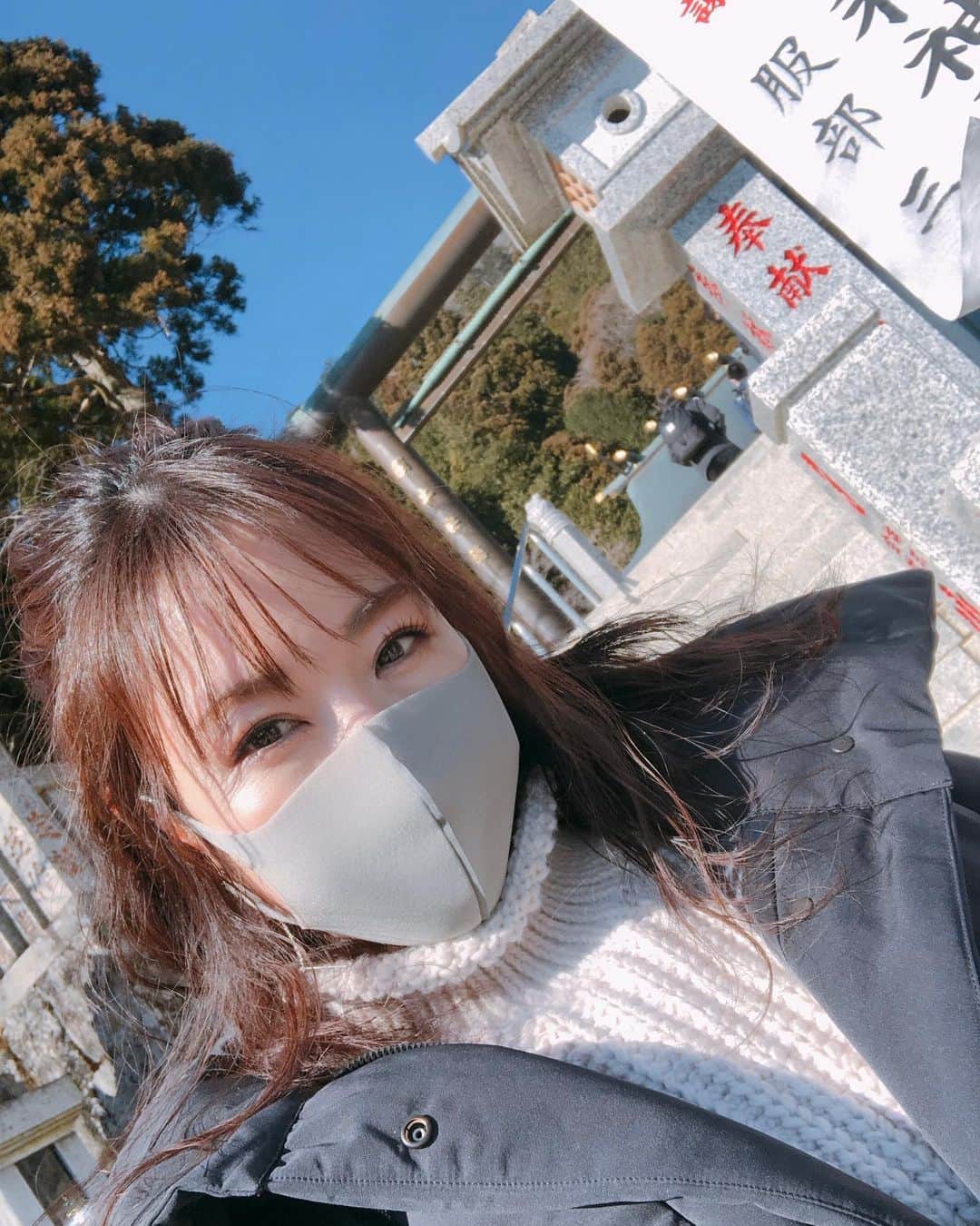 崎本ゆかりのインスタグラム：「大山阿夫利神社⛩ 朝一に伺い 御祈祷していただきました。 おいしい空気を目一杯吸い込んで… 早めの昼食はお蕎麦とお豆腐を。 お水が綺麗だから どちらも最高でした♡ あったかくなったら 次はカフェも楽しみたいな。。 体も心も整った気持ちの良い一日。贅沢だなぁ…  #大山阿夫利神社 #眩しい」