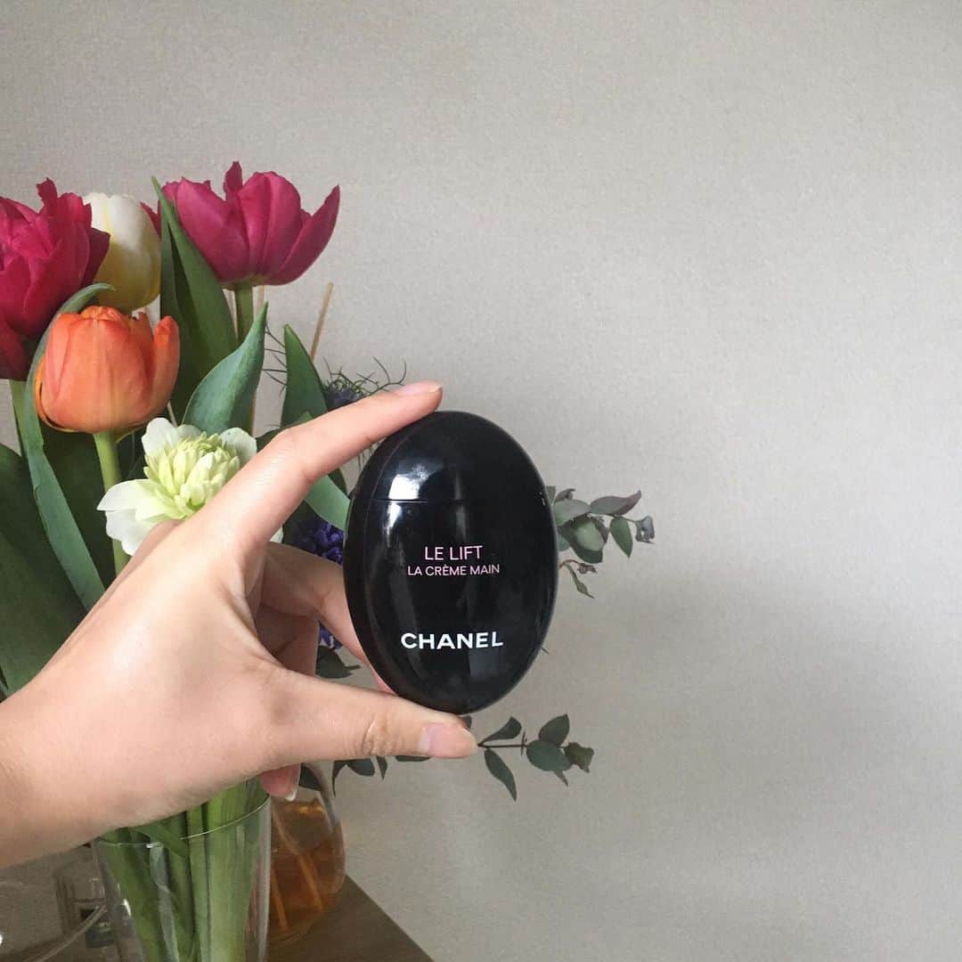 石川琴允さんのインスタグラム写真 - (石川琴允Instagram)「▶︎やっぱりこの香り 。 : : : : #chanel  #ハンドクリーム 豊潤な香りに包まれてると心まで充たされる」2月4日 16時46分 - kotopon09