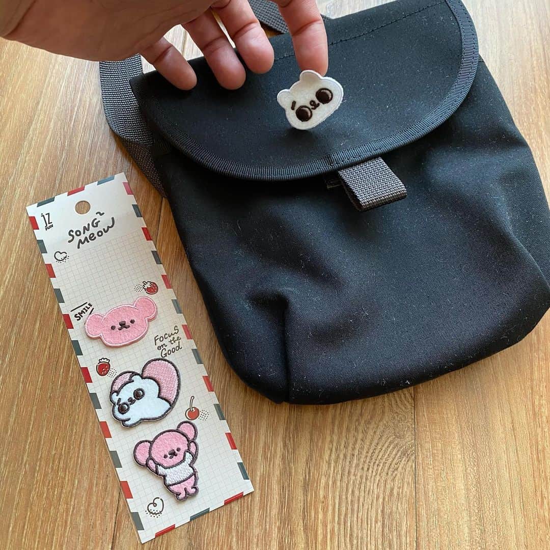 爽爽貓 by SECONDのインスタグラム：「爽爽貓feat凹凹熊刺繡貼上市了，貼上去就一秒有刺繡圖案，馬上拿來做一個包包和帽子覺得滿足😌 如果衣服不小心弄髒貼一個上去擋一擋也很不錯（自介那邊有連結）  #JzFun #刺繡貼 #爽爽貓 #爽爽猫 #ソウソウネコ #そうそうねこ #SONGSONGMEOW #凹凹熊 #ĀooĀooBEAR #くまのあうちゃん」