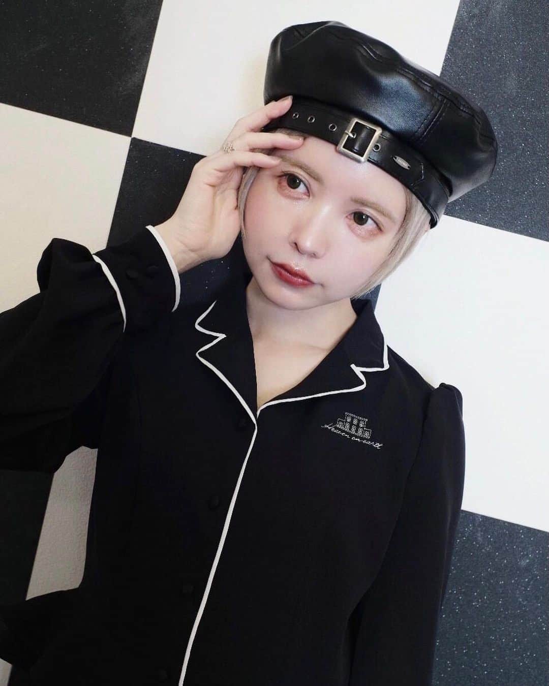 EATMEのインスタグラム：「2.4 update... #EATME #DIRECTOR  #COORDINATE  @tsubasamasuwaka1013 🚺:150cm . TOP画面のURLからEATME WEB  STOREをCHECK▶︎ @eatme_japan . 🌹オープンカラータイトワンピース ¥13,600(＋tax) BLK.CRM.PNK ☑︎S/M ※発売中 . 🌹ベルトベレー帽 ¥4,500(＋tax) BLK ※発売中 . 🌹ベルテッドパンプス ¥13,000(＋tax) MIX.BLK.CRM ☑︎S/M/L ※発売中 . #EATME_DIRECTORSCODE  #eatmejapan #イートミー」