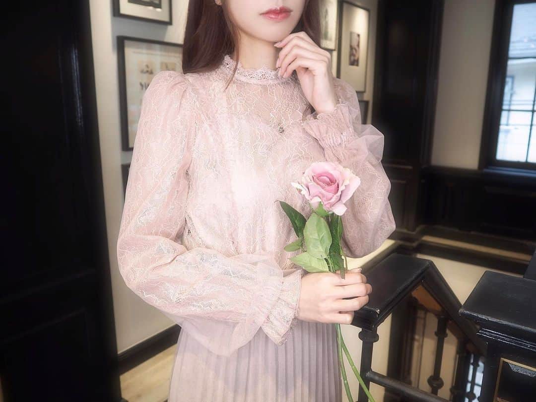 EATMEのインスタグラム：「2.4 update... #EATME #FEBRUARY  #NEW #ITEM . TOP画面のURLからEATME WEB  STOREをCHECK▶︎▶︎▶︎ @eatme_japan . 🌹ラッフルレースブラウス ¥9,000(＋tax) PNK.CRM.BLK ☑︎FREE ※2.5発売予定 . 🌹フェイクスエードプリーツスカート ¥8,180(＋tax) PNK.CRM.BLK ☑︎FREE ※2月発売予定 . #EATME_CODE #eatmejapan #イートミー」