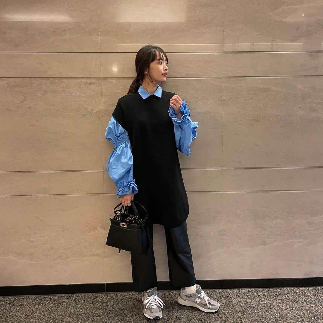 近藤千尋のインスタグラム：「新生 AJUGA.のオープンに向けて 日々打ち合わせ中です🥺🧡  オープンが遅れてしまって 楽しみにしてくださってる方々、 申し訳ありません。。💦  今回からwebだけでなく 店舗での準備も進んでいます✨ ディレクターとして 皆さんに素敵な商品が届けられるように がんばります❗️😆  ひーぼぉくんとお揃いの靴 #newbalance992 👫」