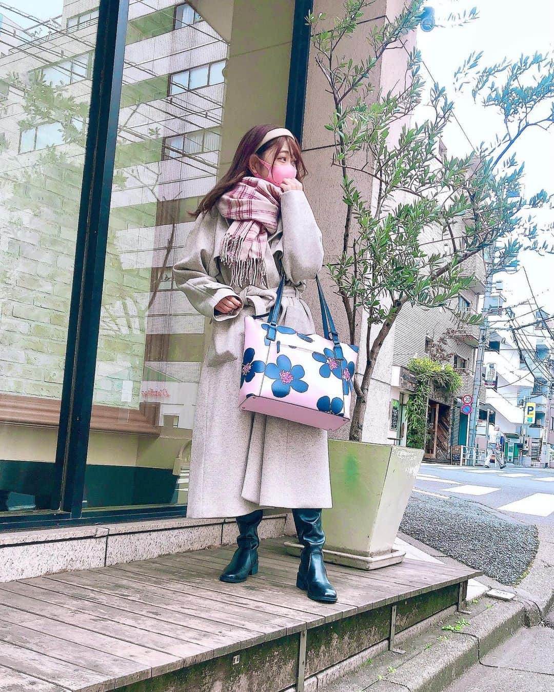 のインスタグラム：「@emella_tokyo のMELTY COAT🧥💓﻿ ㅤㅤㅤㅤㅤㅤㅤㅤㅤㅤㅤㅤㅤ﻿ ㅤㅤㅤㅤㅤㅤㅤㅤㅤㅤㅤㅤㅤ﻿ 可愛い(*ฅ́˘ฅ̀*)♡﻿ ﻿ @miyu.61 ちゃんの﻿ ブランドのやつ🥰💘﻿ ﻿ ベルトで﻿ ウエストをすっきり見せることができるし﻿ ﻿ ベルトなしだと﻿ Aライン風にきることもできるの😆💗﻿ ﻿ かわいー❤️﻿ ﻿ 154cmの私でもちゃんと丈感もちょうどいい🥺♥️﻿ ﻿ ﻿ なにがいいって、﻿ めちゃめちゃ肌触りがいいの♡♡﻿ ﻿ つるんって感じ？﻿ この肌触りは気持ちよくて最高っ！﻿ ㅤㅤㅤㅤㅤㅤㅤㅤㅤㅤㅤㅤㅤ﻿ ﻿ ﻿ シンプルなんだけど、大人っぽくて﻿ めちゃくちゃオススメです🐇💞﻿ ㅤㅤㅤㅤㅤㅤㅤㅤㅤㅤㅤㅤㅤ﻿ ㅤㅤㅤㅤㅤㅤㅤㅤㅤㅤㅤㅤㅤ﻿ ﻿ ﻿ ﻿ ﻿ ﻿ ﻿ ﻿ #emella #emlla #エメラ #コート #コートコーデ #メルティコート #カチューシャコーデ #カチューシャヘアアレンジ #淡色コーデ #ootd #outfit #coordinate #instagood #instalike  #fashion  #ワントーンコーデ #グレージュコーデ #ホワイトコーデ #カジュアルコーデ #カジュアルファッション #コート #アウター #ブーツ #レースアップ #ロングブーツ #カチューシャ ﻿ ㅤㅤㅤㅤㅤㅤㅤㅤㅤㅤㅤㅤㅤ」