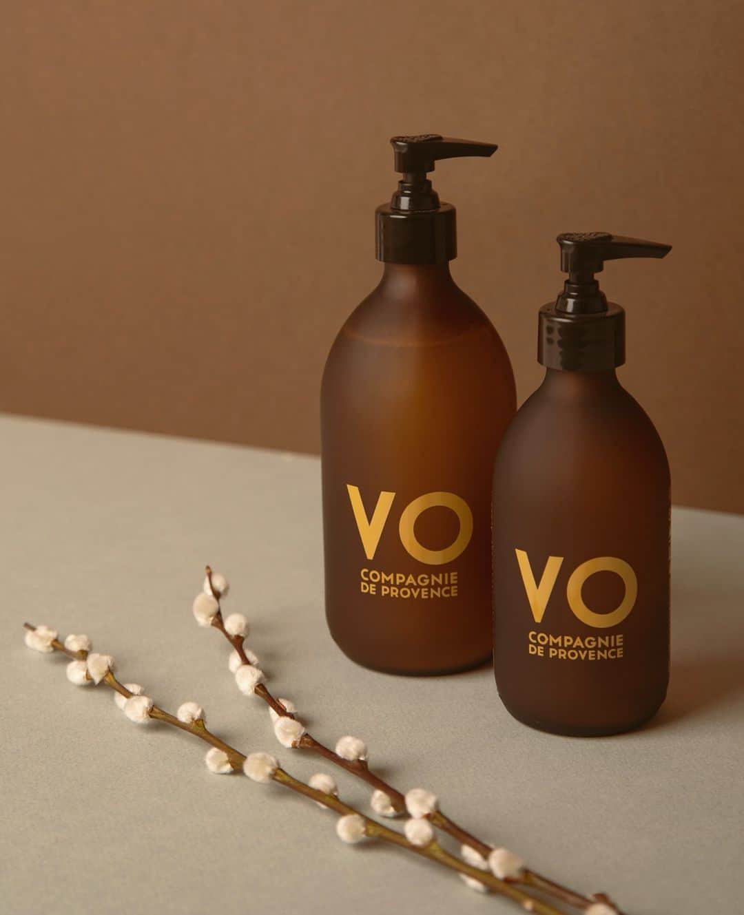 カンパニードプロバンスのインスタグラム：「Et si on commençait la journée avec ce parfum de caractère, Anis Patchouli ? Délicieusement envoûtant, la fraîcheur aromatique de l'anis contraste avec la sensualité du patchouli. Qui verrait bien ce flacon dans son intérieur ? 😋⁠ --⁠ Original scents lover? Anise Patchouli is a captivating fragrance that contrasts ⁠ the aromatic freshness of anise with the sensuality of patchouli. Who could see this bottle in its interior? 😋」