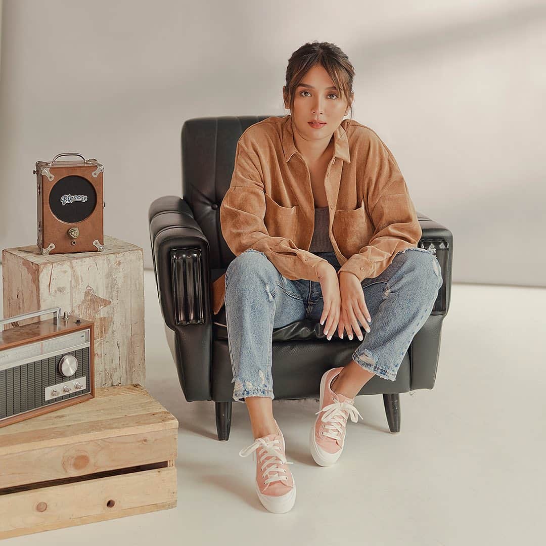 Kathryn Bernardoさんのインスタグラム写真 - (Kathryn BernardoInstagram)「Looking for your next go-to sneakers? These ones will def be your new faves! Check out the latest Crew Kick collection at Keds stores, online at keds.com.ph, or through the Keds PH Viber community at https://bit.ly/37UYZBL. 💙  #kathforkeds #kedsstyle #womenmade」2月4日 17時02分 - bernardokath