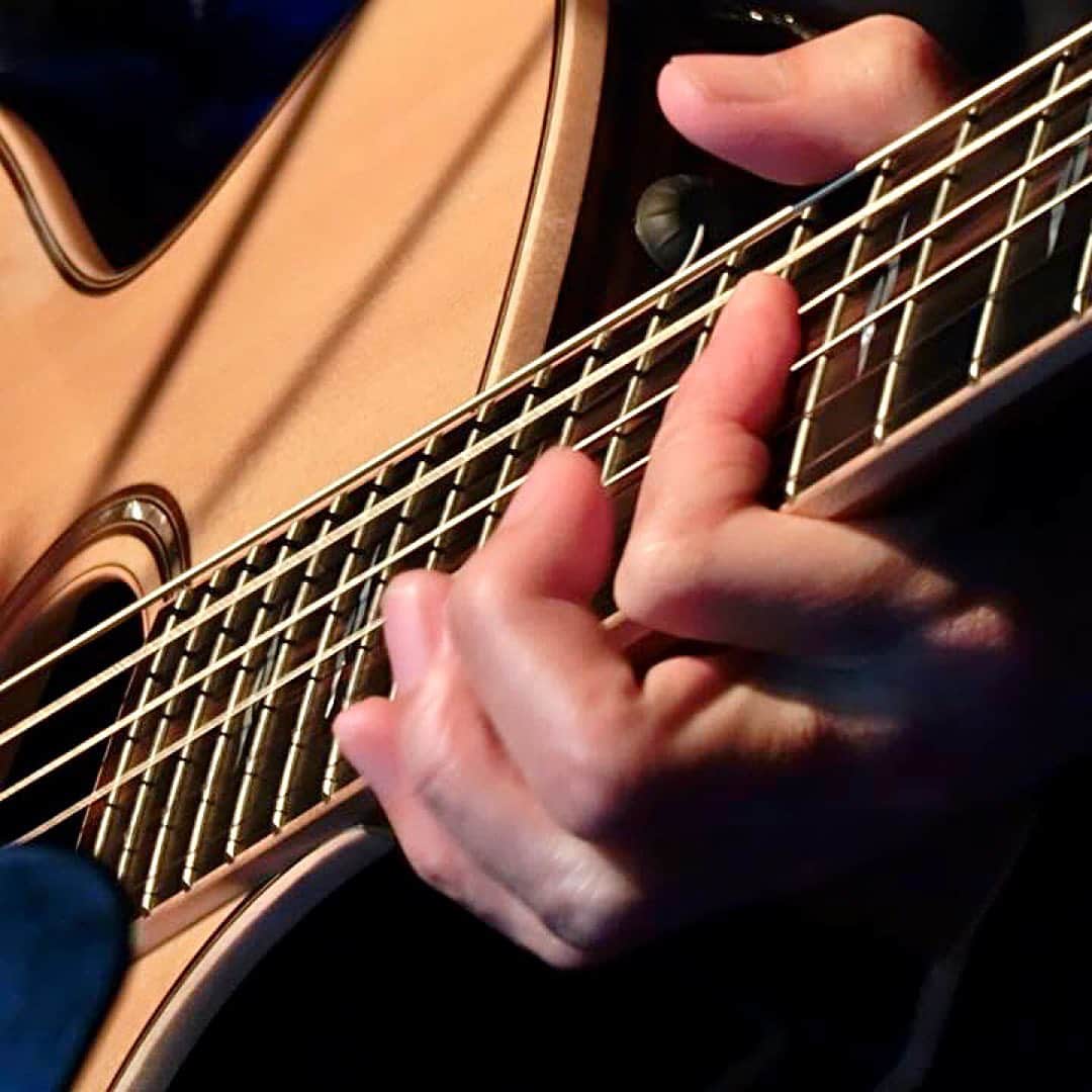 堀江淳のインスタグラム：「🎶お知らせ🎶 明日の夜７時からツイキャスで 『堀江淳テストライブ配信』！ テストなので無料です。 アプリを持っていない方はダウンロードして　堀江淳official  で検索して下さい！ (テストなのでスタッフも皆んなでアタフタします💦だからこそ見逃すな⁉︎)  https://apps.apple.com/jp/app/%E3%83%84%E3%82%A4%E3%82%AD%E3%83%A3%E3%82%B9-%E3%83%93%E3%83%A5%E3%83%AF%E3%83%BC/id365235835  ＃ツイキャス ＃テスト配信 ＃ ライブ配信 #メモリーグラス #堀江淳  #ザベストテン #昭和歌謡  #1981年 #水割りをください  #弾き語り #ライブ」
