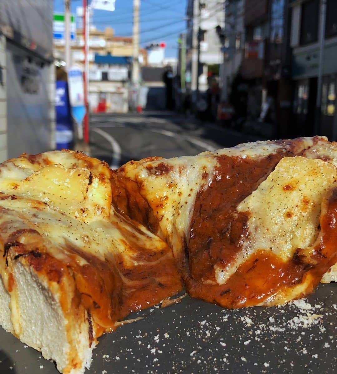 Coffee & Toast Tokyoさんのインスタグラム写真 - (Coffee & Toast TokyoInstagram)「チーズカレーぱん！ 🧡🧡🧡🧡🧡 厚めに切った食パンをくり抜いて、 カレーを入れて、4種類のチーズを乗せて、じっくり焼いてみました！  芳醇なチーズの味わいを堪能できるクワトロフォルマッジとスパイシーなカレーの贅沢なコラボレーション。  もちろん、美味しいです😋😋😋  #トースト  #トーストアレンジ #食パンアレンジ  #食パン  #世田谷カフェ  #東京パン屋  #パンスタグラム  #吐司  #pain  #빵  #toast  #東京カフェ  #三軒茶屋カフェ #カフェ  #bread  #三軒茶屋  #クアトロフォルマッジ #カレーパン #food  #チーズカレー  #カレー  #bakedcheese  #curry  #currybread  #cheesecurry  #あつあつ  #とろとろ」2月4日 17時12分 - coffeetoast2