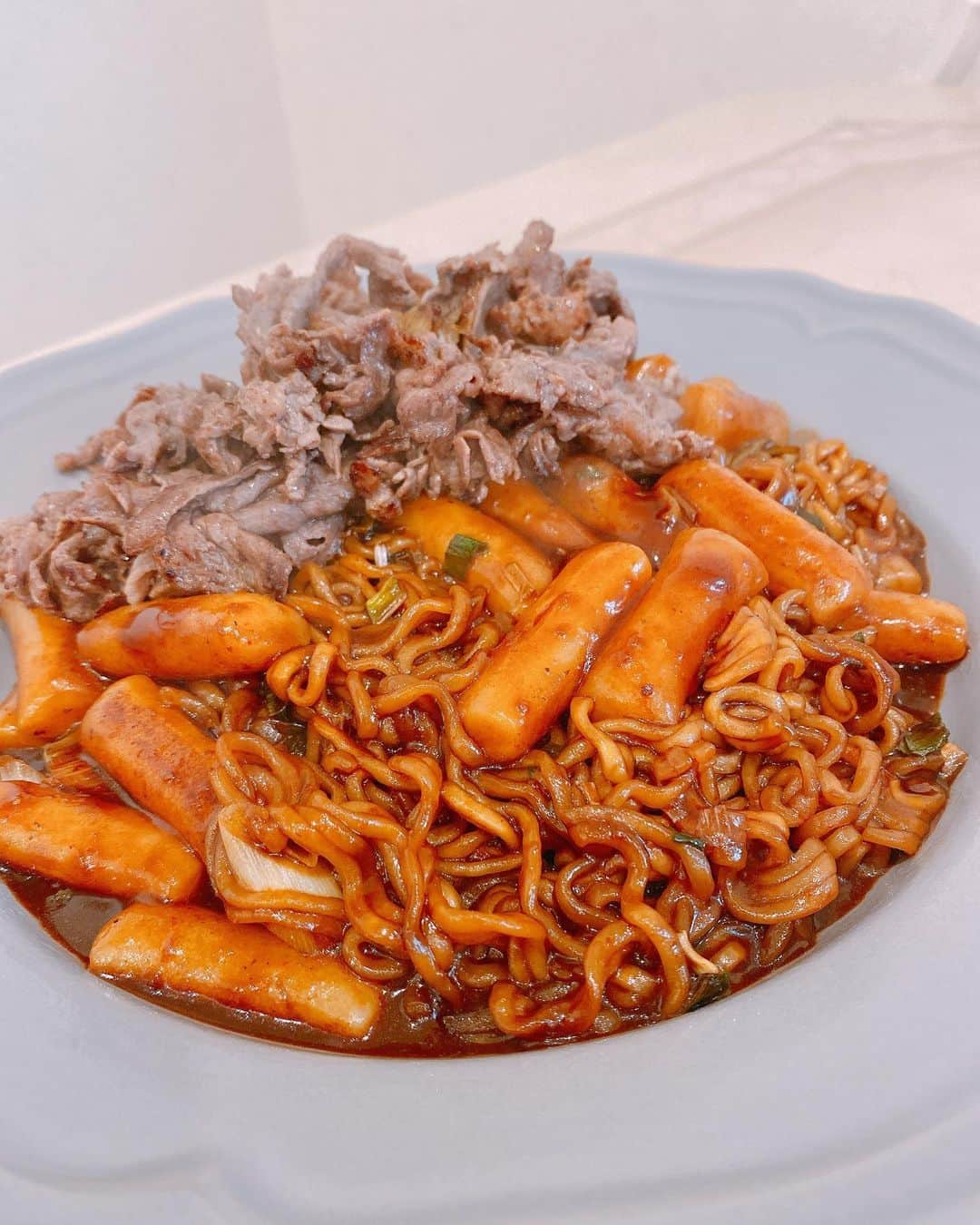 SHINOのインスタグラム：「今日は、パパと晩ごはんの時間が違うので、女子3人で楽ちんラッポッキ♡ #辛いのが苦手な長女 でも食べられる #ジャジャン味 に♬ #お肉とおネギを追加 #3人でシェア #すすむ！すすむ！ #おいしかった #ラッポッキ #ジャジャン麺 #トッポッキ #韓国料理 #dongwon #ハマる #ドンキホーテ #簡単で美味しい #楽ちんごはん #お手軽ごはん #即席ごはん #17時までに食べおわる #韓国料理好き女子」