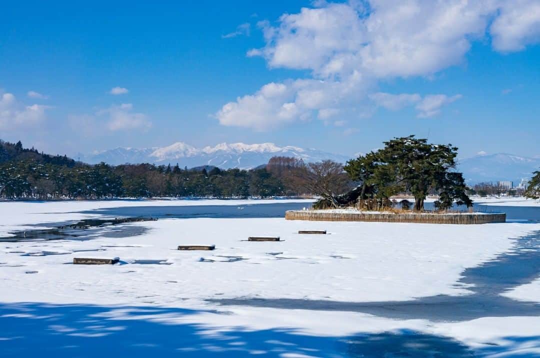 福島県さんのインスタグラム写真 - (福島県Instagram)「【雪の南湖公園】  白河藩主松平定信が「士民共楽」の理念のもと築造した、日本最古といわれる公園です。厳冬期、岸辺は氷と雪に覆われ、背後の甲子（かし）山や那須連邦とともに、凛とした風景を作り出します。  #おうちでふくしま #南湖公園 #白河市 #県南地方 #福島県 #shirakawacity #fukushima #traveljapan #futurefromfukushima #ふくしまからはじめよう #新しい生活様式からはじめよう」2月4日 17時15分 - realize_fukushima
