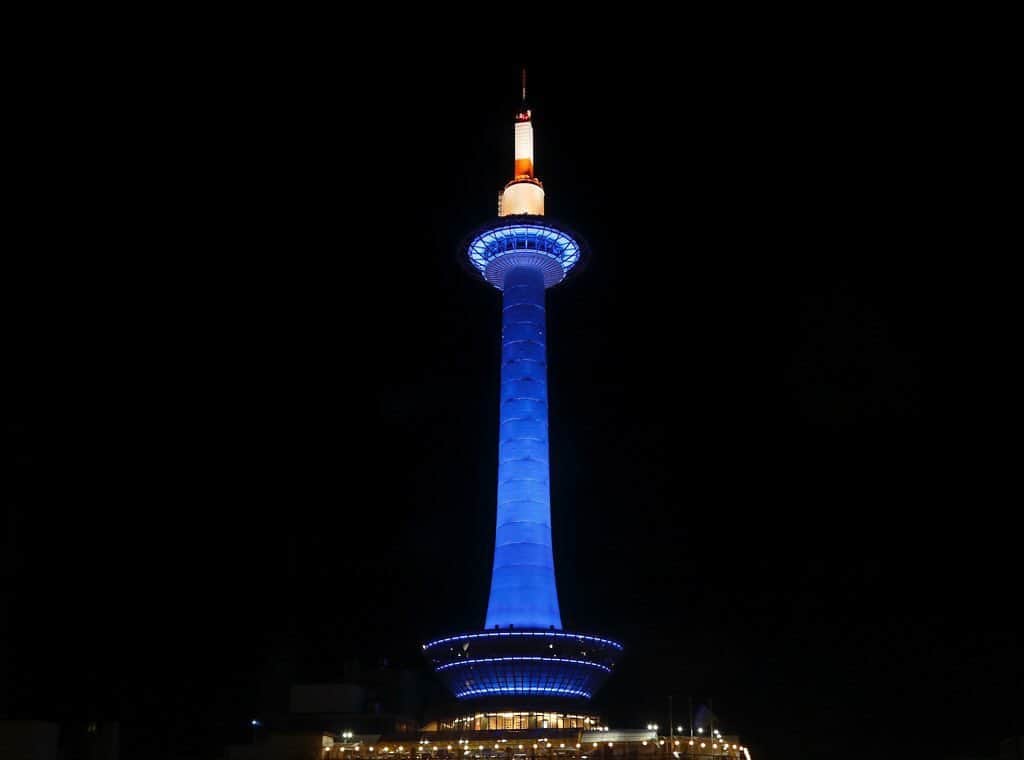 のインスタグラム：「*﻿ 【💡ライトアップ情報💡】﻿ ﻿ 本日2月4日(木)18:00～24:00の間、「ワールドキャンサーデー」（世界中の人々ががんのために一緒にできることを考え、約束を取り交わし行動を起こす日)に世界中をライトアップするUICC(国際対がん連合)のイベント「LIGHT UP WORLD」の一環として、﻿ 京都タワーの塔体を《ブルー》にライトアップいたします😊﻿ ﻿ 《ブルー》にライトアップをされた京都タワーをみかけたら、﻿ 皆さんもぜひSNSで #京都タワー をつけて投稿してみてくださいね📱✨﻿」