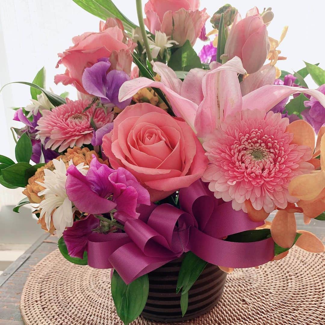 井上貴美さんのインスタグラム写真 - (井上貴美Instagram)「🌷🌷🌷 J:COM「ぐるっとプラス〜市川・浦安〜」  リモートロケでした☺️ 花粉症な2人には室内は本当にありがたい😭  そして素敵なプレゼントが🎁  少し早い、誕生日のお祝いとして、お花をいただきました💐  甘い香りと華やかな色で、部屋が明るくなりました☺️嬉し☺️  #ぐるっとプラス  #市川 #浦安」2月4日 17時18分 - takami__213