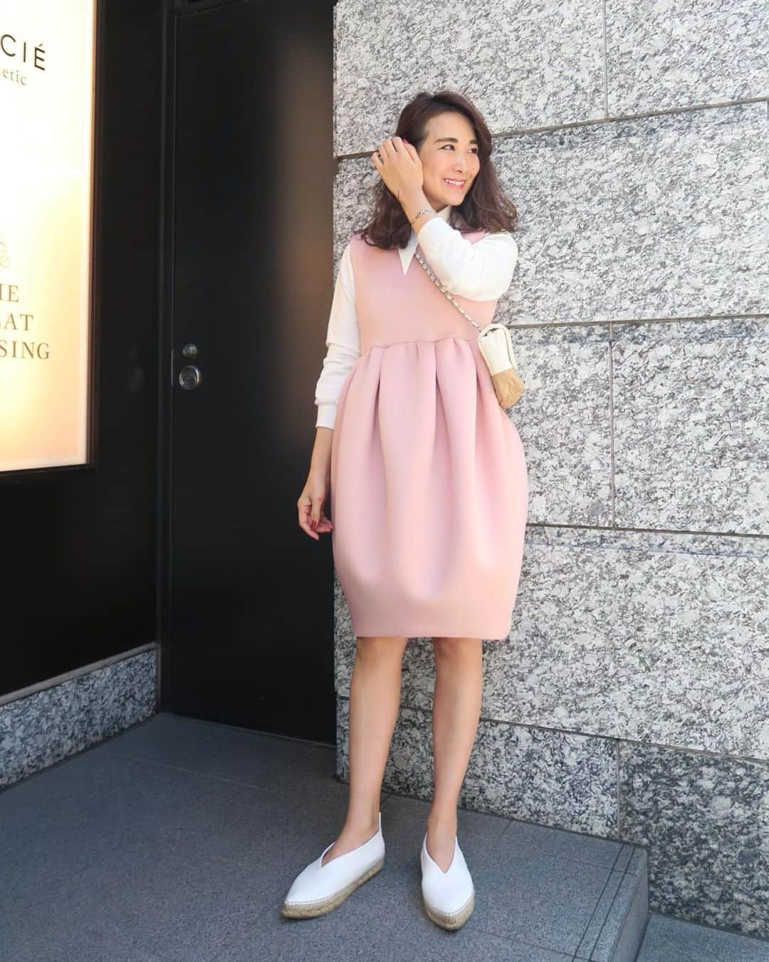 Mai Wakimizuのインスタグラム：「NEWオラフのカラー違いはpink♡春が近付くと無償に着たくなるのがpink♡しかもなんとも言えない綺麗なpinkで(モテpinkってやつ)、地黒の私にもフィットしてくれる色。これ一枚でパールとか付けて髪の毛なびかせながら歩いてたら、絶対に振り返って見ちゃうやつ♡笑 今日は付け襟とスタイリングしました＼(^o^)／付け襟めっちゃ使える！ #wakkinstyle#ootd#coordinate#ママコーデ tops:#linkable @linkable_official dress:#linkale @linkable_official(来週11日〜予約販売開始予定) bag:#chanel shoes:#celine」
