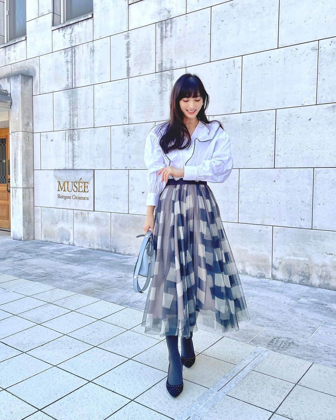 加藤瑠美さんのインスタグラム写真 - (加藤瑠美Instagram)「届いたばかりの春服着た〜🌸 今年はお外に出るタイミングで、 ここぞとばかりに新しいお洋服を着てるよ🥺！！笑  この日は展示会でつけたブラウスとスカート💗 どちらも一目惚れで即決したアイテムです💐 刺繍がポイントのフリルが可愛いブラウスは デニムと合わせてカジュアルにも着てみたいなあ✨  tops & skirt @jusglitty_official #jusglitty  bag @fendi #fendi  #coordinate#ootd#Japanese#japanesegirl#instafashion#rubi_fashion#hangingplants#hangisi#ladydior#男の子ママ#新米ママ#春服#新作#春服#ニット#오오티디#아웃핏#ジャスグリッティー#ブラウスコーデ#フリル#刺繍#ブラウス#ギンガムチェック#ギンガム#スカート#チュールスカート」2月4日 17時34分 - katorubi