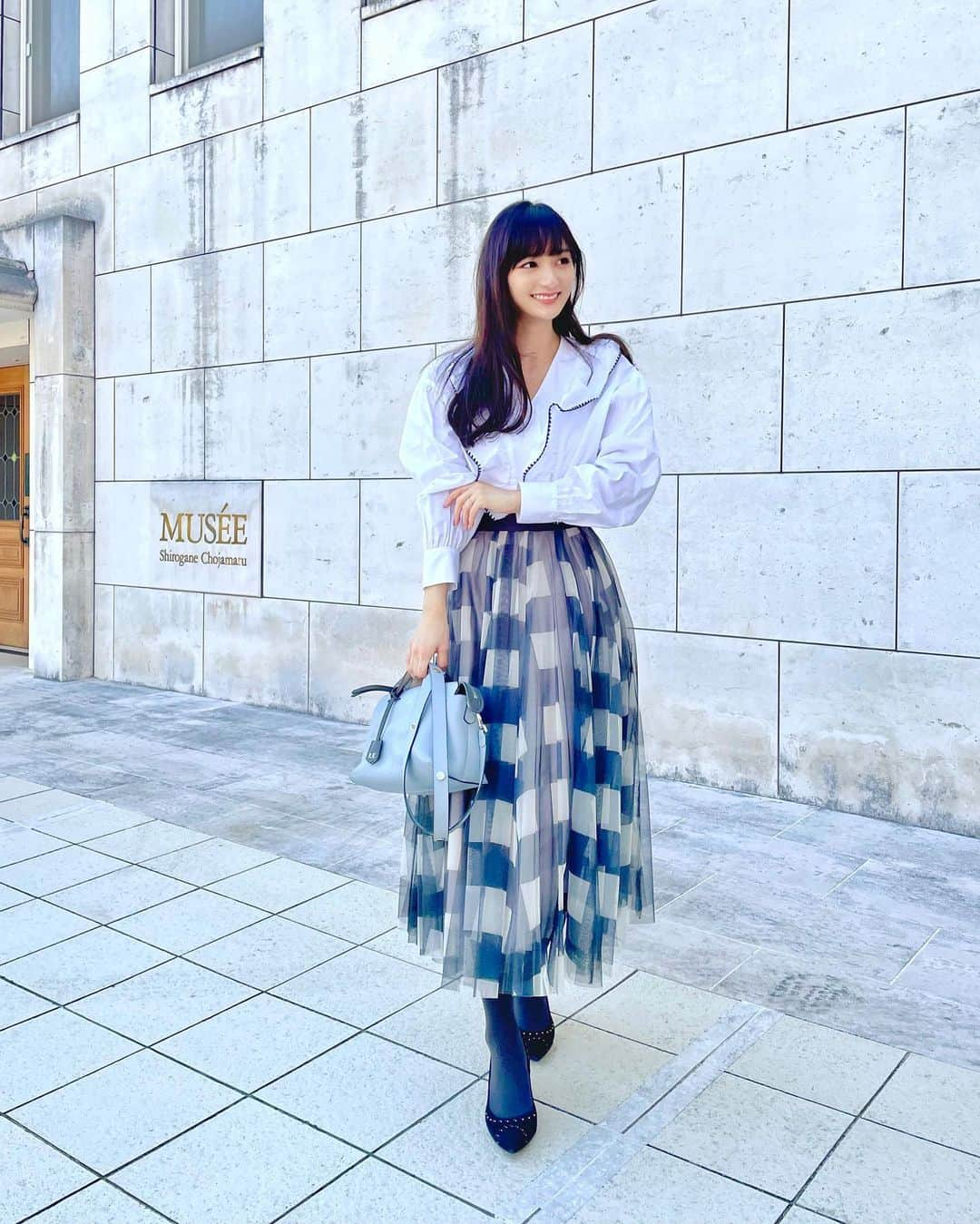 加藤瑠美さんのインスタグラム写真 - (加藤瑠美Instagram)「届いたばかりの春服着た〜🌸 今年はお外に出るタイミングで、 ここぞとばかりに新しいお洋服を着てるよ🥺！！笑  この日は展示会でつけたブラウスとスカート💗 どちらも一目惚れで即決したアイテムです💐 刺繍がポイントのフリルが可愛いブラウスは デニムと合わせてカジュアルにも着てみたいなあ✨  tops & skirt @jusglitty_official #jusglitty  bag @fendi #fendi  #coordinate#ootd#Japanese#japanesegirl#instafashion#rubi_fashion#hangingplants#hangisi#ladydior#男の子ママ#新米ママ#春服#新作#春服#ニット#오오티디#아웃핏#ジャスグリッティー#ブラウスコーデ#フリル#刺繍#ブラウス#ギンガムチェック#ギンガム#スカート#チュールスカート」2月4日 17時34分 - katorubi