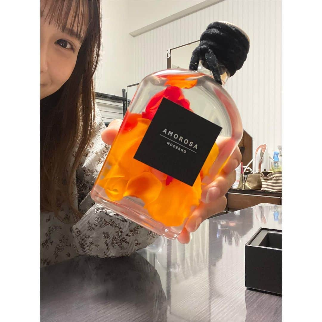 松下由依さんのインスタグラム写真 - (松下由依Instagram)「🌻  実は昨日、弟からプレゼントが届きました🎁  お祝いすることは何もないのに突然のプレゼント。。。  我が弟よ。 カッコいい事するやないかーっ！  ありがとう🥰  #突然のプレゼント #うれしいよね #中身はオシャレな飾る生花」2月4日 17時34分 - matsushita_yui_kbc