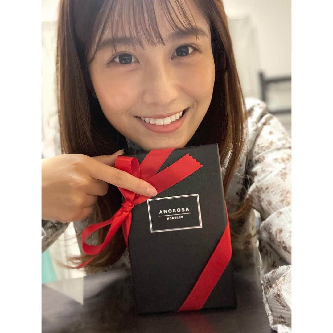 松下由依さんのインスタグラム写真 - (松下由依Instagram)「🌻  実は昨日、弟からプレゼントが届きました🎁  お祝いすることは何もないのに突然のプレゼント。。。  我が弟よ。 カッコいい事するやないかーっ！  ありがとう🥰  #突然のプレゼント #うれしいよね #中身はオシャレな飾る生花」2月4日 17時34分 - matsushita_yui_kbc