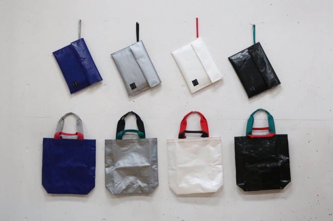 GATHER yamatoのインスタグラム：「﻿ ﻿ 〜GATHER 35th〜﻿ 唐人本店リニューアルOPEN記念﻿ ﻿ 【 HRB×GATHER 】﻿ ﻿ ━━━━━━━━━━━━━━━﻿ collaboration bag﻿ ￥8,800(taxin)﻿ ━━━━━━━━━━━━━━━﻿ ﻿ 本日2/4(木)発売です✨﻿ ﻿ 雨に強く、軽く濡れてもサッと拭きやすいので﻿ 買い物やスポーツに最適です！！﻿ 豊富なカラーバリエーションも魅力的。﻿ ギフト用にもぜひ♡﻿ ﻿ 全てクラッチバッグとセットになっていて、﻿ iPadなどの携帯用としてもオススメです！﻿ メインのbagをいれてバッグインして﻿ 持ち歩けるのでとっても便利♪﻿ ﻿ ﻿ #ギャザー #GATHER﻿ #ギャザー大和店 #GATHER大和店 #HRB #春バッグ #バッグ#トートバッグ#クラッチバッグ﻿ ﻿」