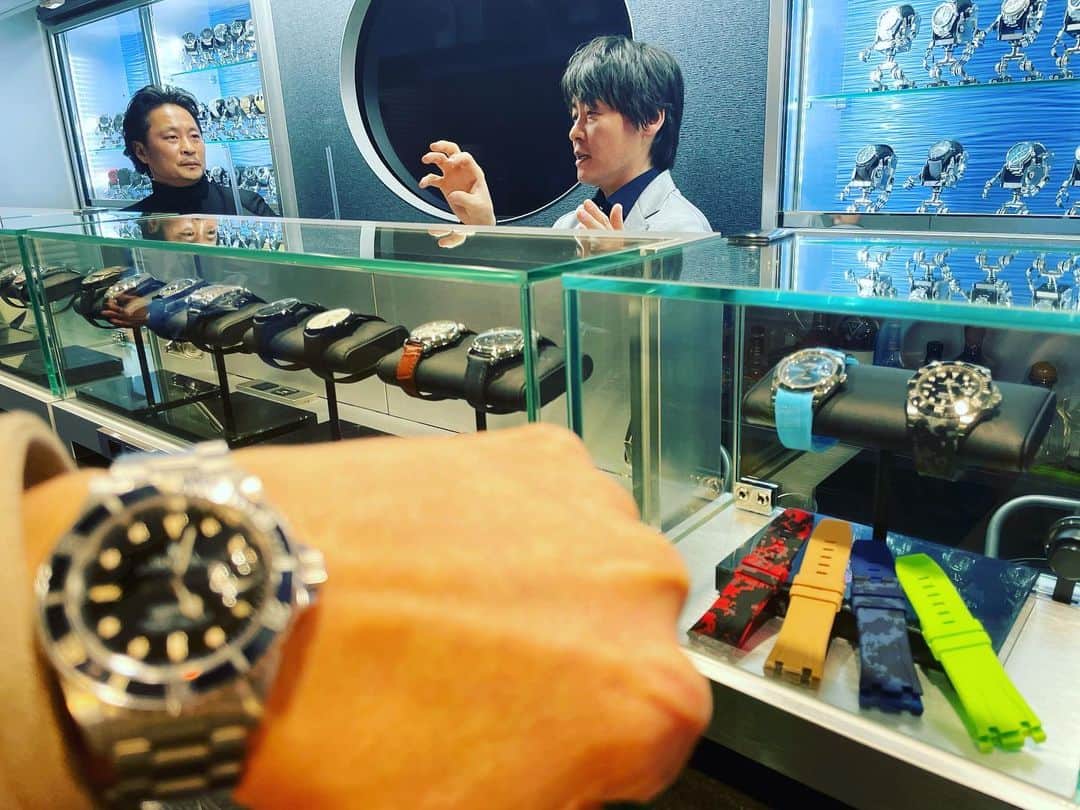 のインスタグラム：「腕時計のブティックにして夜はバーになる銀座のクロノセオリーにて、河村隆一さんとLEON石井編集長が時計の魅力について語っています。 #chronotheory」