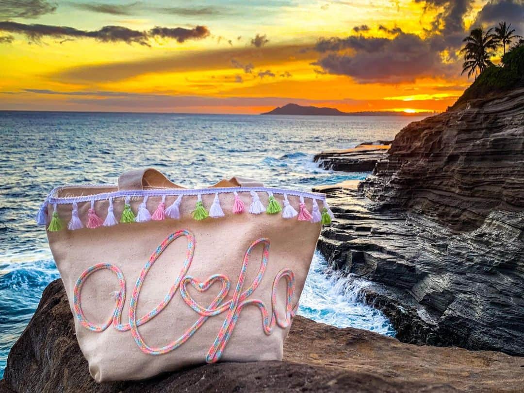 Moco Lima Hawaiiさんのインスタグラム写真 - (Moco Lima HawaiiInstagram)「Aloha Canvas Tote Bag, Made by Moco  2/8-2/14 スパリゾートハワイアンズにて開催される  Feel Aloha サミット in いわき にて アロハトート販売します♡  盛りだくさんなこちらのハワイイベント、マスクと共にぜひ皆さま遊びにいらしてくださいませ♡  #ハワイイベント2021#最新#最新情報#スパリゾートハワイアンズ#ハワイアンズ#ハワイイベント#いわき#ハワイ好き集まれ#イベント#ハワイ大好き#ハワイロス#ハワイに帰りたい#ハワイ好き#ハワイ好きな人と繋がりたい#ハワイ旅行#ハワイ旅#アロハ#モコリマ#モコリマハワイ#ハンドメイド#トートバック#サンセット#波#aloha#mocolimahawaii#waves#sunset#photoshoot#photography#ocean  Photocredit @photos_by_todd」2月4日 17時29分 - mocolimahawaii