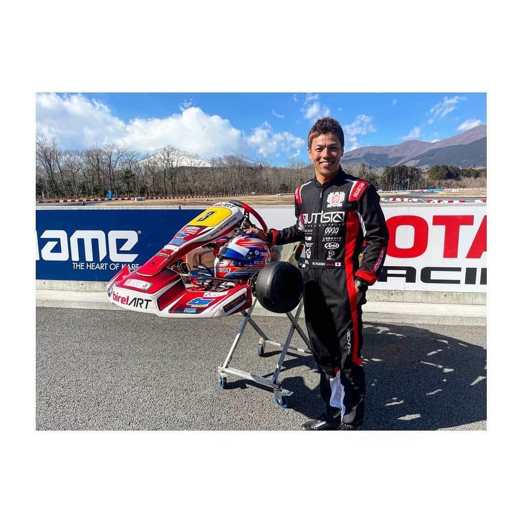 中山友貴のインスタグラム：「. 今年初のRacing Kart 🚗 寒かったですが、天気が最高でした👍  雪の積もった富士山も綺麗に見えましたよ  今日はトータル100周くらい走りました✌️ いつもより少ないけど、身体慣らしには十分です😜  #kart #racing #カート部 #オートパラダイス御殿場  #fuji #supergt」