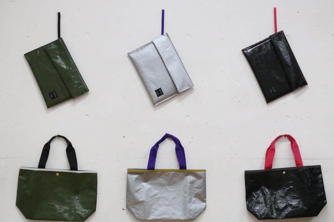 GATHER yamatoのインスタグラム：「﻿ ﻿ 〜GATHER 35th〜﻿ 唐人本店リニューアルOPEN記念﻿ ﻿ 【 HRB×GATHER 】﻿ ﻿ ━━━━━━━━━━━━━━━﻿ collaboration bag﻿ size : S ￥7,700(taxin)﻿  L ￥8,800(taxin)﻿ ━━━━━━━━━━━━━━━﻿ ﻿ 本日2/4(木)発売です✨﻿ ﻿ 雨に強く、軽く濡れてもサッと拭きやすいので﻿ 買い物やスポーツに最適です！！﻿ 豊富なカラーバリエーションも魅力的。﻿ ギフト用にもぜひ♡﻿ ﻿ 全てクラッチバッグとセットになっていて、﻿ iPadなどの携帯用としてもオススメです！﻿ メインのbagをいれてバッグインして﻿ 持ち歩けるのでとっても便利♪﻿ ﻿ ﻿ #ギャザー #GATHER﻿ #ギャザー大和店 #GATHER大和店 #HRB #春バッグ #バッグ#トートバッグ#クラッチバッグ﻿ ﻿」