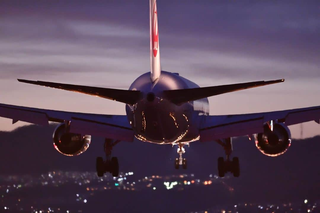 JALさんのインスタグラム写真 - (JALInstagram)「. Calmed by the sight of our aircraft against the purple sky. #togetherthisfebruary  紫色に染まる機体が、心を穏やかにさせてくれます🍀 . . Photo by @koni93888 Post your memories with #FlyJAL  #JapanAirlines #travel #airplane #travelawesome #momentofmine」2月4日 17時30分 - japanairlines_jal