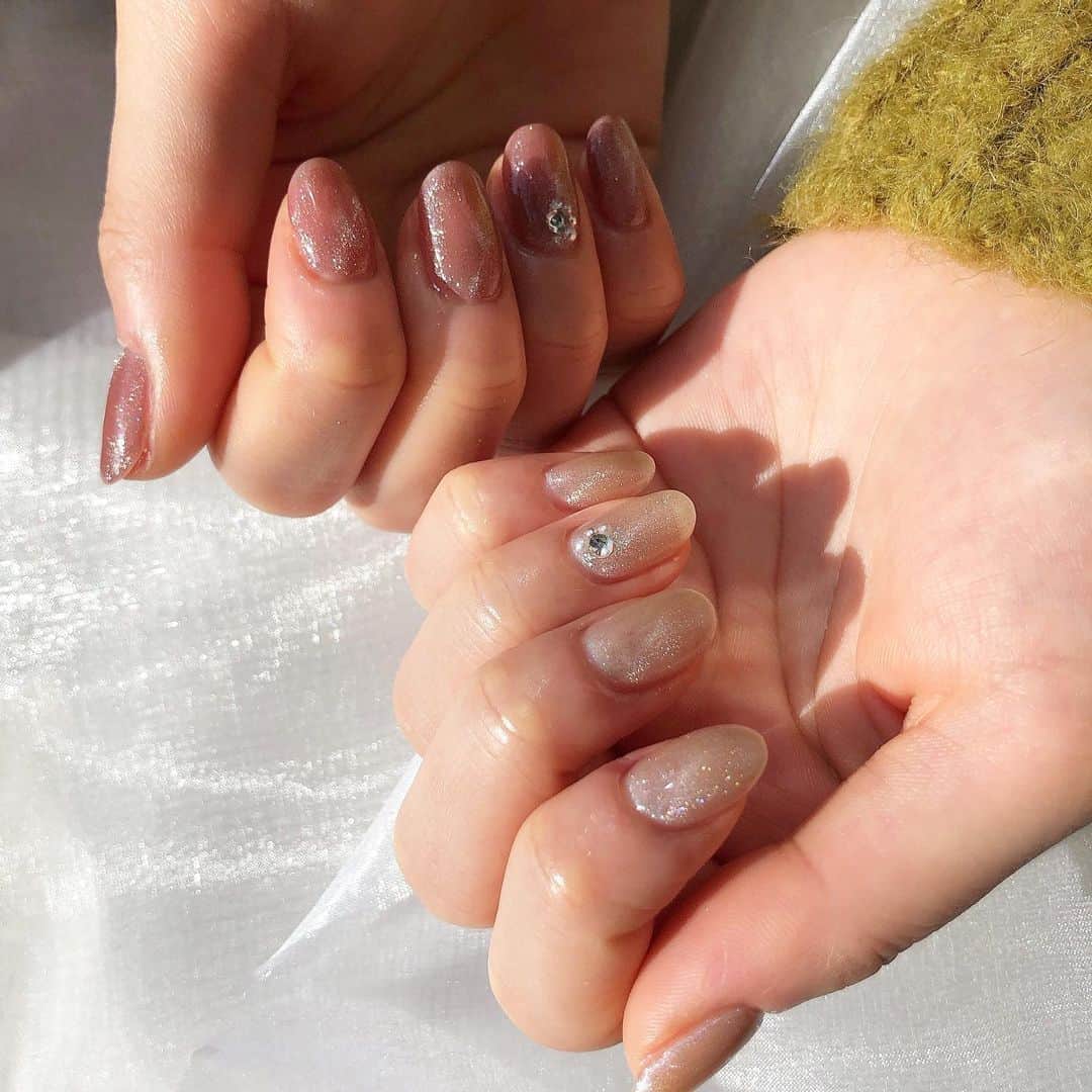 川上礼奈のインスタグラム：「. new nail💅♡ 今回もシンプルに左右対称ネイルにしてもらったよ〜☺️ この前マグネットネイル可愛かったから 今回もマグネットネイルにしてもらった🤍 いつもありがとうございます😊♪♪ 🏠 @chipieee_ebisu  👩🏻 @chipieee_nail_yuuki」