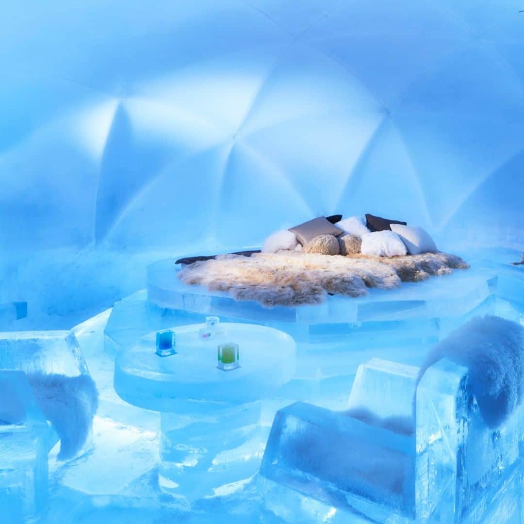星野リゾートのインスタグラム：「【幻想的な氷の街「アイスヴィレッジ」】  Have a fantastical experience in the ice town only appearing in winter.  北海道最大級の滞在型スノーリゾート「星野リゾート トマム」では、2020年12月10日～2021年3月14日の期間に、幻想的な氷の街「アイスヴィレッジ」がオープンしていす。アイスヴィレッジは3.2 ヘクタールの敷地に10棟の氷でできたドームが立ち並ぶ氷の街です！  今年は、当リゾート内で育てている牛から搾乳した「トマム牛乳」を楽しむ「氷のMilk Cafe」や、凍らせたフルーツを味わう「氷のフルーツショップ」が登場。最低気温が氷点下 30 度にも達するトマムだからこそ実現できる幻想的な氷の世界を体感できます。  #HoshinoResorts #星野リゾート #iceviledge #アイスビレッジ #Hokkaido #Tomamu #北海道 #トマム #travelJapan #ig_Japan #JapanTravel」