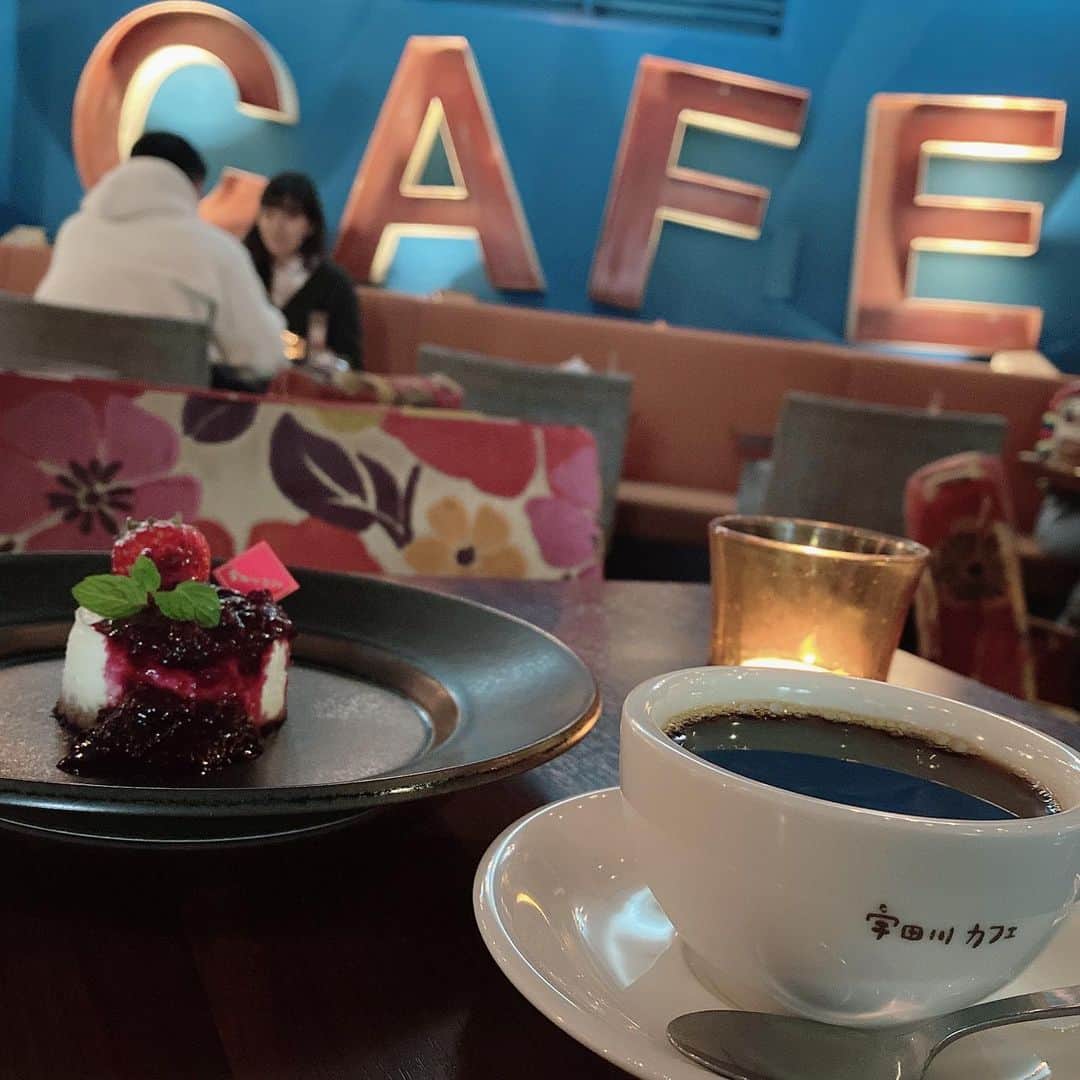 横山なつみのインスタグラム：「☕️🦋 . . . 宇多川カフェ行った〜 チーズケーキおいしくて前にも食べた . 1人でカフェ入ると 2時間くらい余裕で過ごしちゃうんだけど みんなもそうなる？私だけかな？ . . .」
