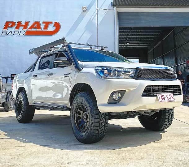 ジェイク・パッカードのインスタグラム：「Big boy shoes today @phatbars @tom_rochee bloody legend getting the car sorted out. #hilux #n80 #modifiedn80 #phatbars」