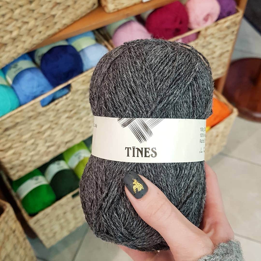 ティネスのインスタグラム：「Have you noticed that knits in grey look especially nice and cosy?  We have a marvellous selection of grey yarns: 202 - 209 shades. They all go nicely with each other and brighter colors.  This one is yarn N° 206. Order on WWW.TINES.LV WORLDWIDE SHIPPING」