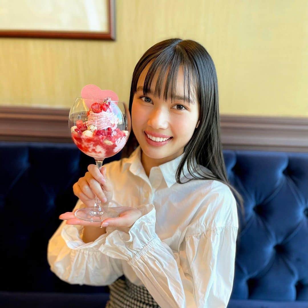 新井舞良のインスタグラム：「マネージャーさんとパフェ🐥 普段はコスパと栄養で食べ物選ぶんだけど、たまには見た目が可愛いものを食べるのもテンション上がりますね！🙂」
