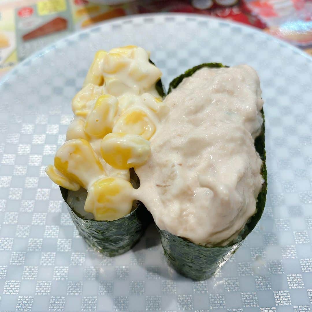 金巻ともこさんのインスタグラム写真 - (金巻ともこInstagram)「回る系の寿司に来るとチーズハンバーグとかツナコーンとか積極的に食べていくタイプです。魚べいは回るけど回ってないんだけどね、好き #魚べい  #寿司 #sushi #おそとごはん金巻」2月4日 17時43分 - tomotomoco