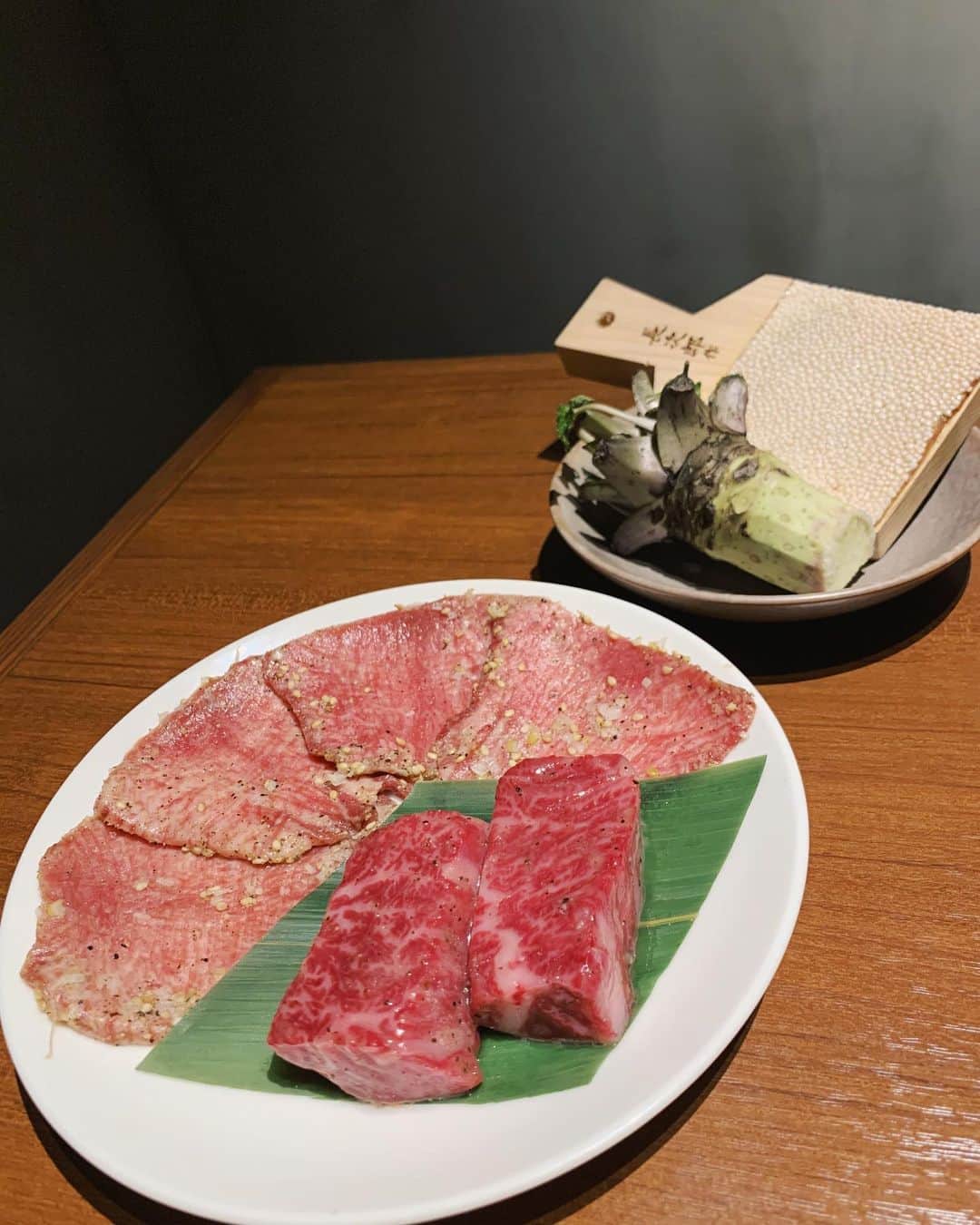 吉田奈央さんのインスタグラム写真 - (吉田奈央Instagram)「大好物なうしごろ🐄 @ushigoro_yakiniku   もうだいぶ前になりますが#時差投稿  させてね🥺 うしごろ表参道店がOPENしたので【極みコース】を食べにいってきたよ！  やっぱり…💓どれも迷うことなく本当に美味しいのよ。  特に表参道店限定の、 牛ヒレ、フォアグラ、トリュフのロッシーニサンドは贅沢すぎた😍 あれはもう格別。 単品でも結構するのにコースの中にあるのは有難い✨  なにより広々した個室は子連れには嬉しい💜  コロナが落ちついたら真っ先にいきたいわ！  ＊  そしてこの日着ていたお洋服は、 @lamode_official  のワンピース🦋 首元や袖にパールがはいってて大人可愛く着れます。 すごくこのワンピ1枚で映えるかも😎  ＊  イヤリングは最近お気に入りで毎日つけてる @alum_luxe 💠 デザイン完全に一目惚れやわ😘  ＊  #うしごろ#うしごろ表参道#ushigoro#ushigorokan#表参道グルメ#表参道ディナー#子連れ#子連れランチ#子連れディナー#東京グルメ#焼肉#肉スタグラム#贅沢ディナー#きれいめコーデ#大人可愛いコーデ#ママコーデ#大人コーデ#きれいめワンピース#lamode#ラモード#lamode_cd#パールイヤリング#大人女子#東京ママ#男の子ママ」2月4日 17時59分 - nao70818