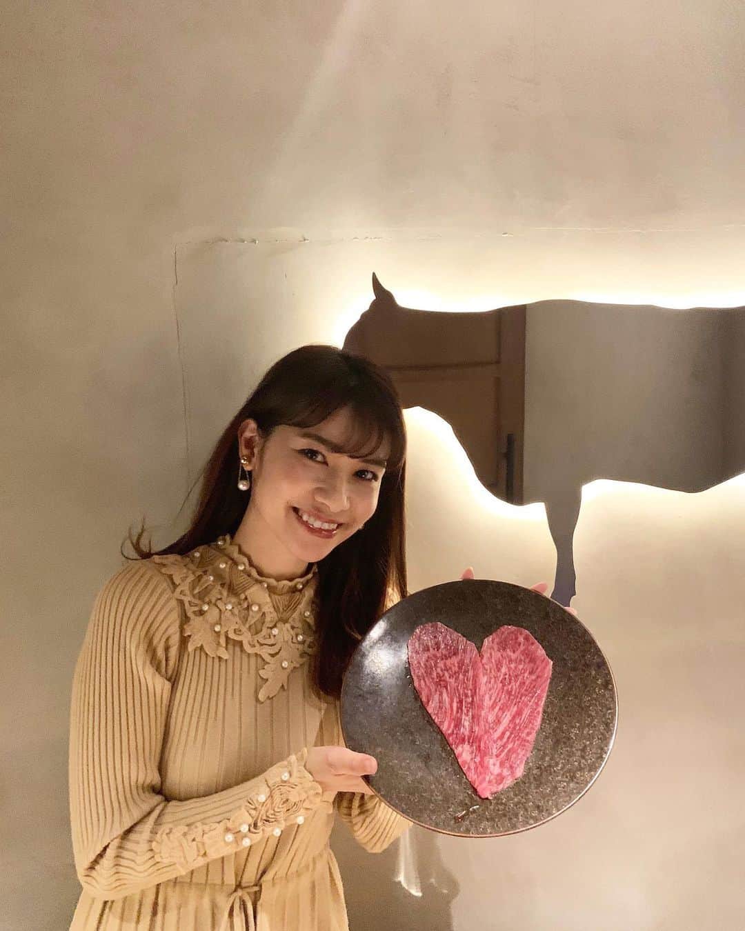 吉田奈央のインスタグラム：「大好物なうしごろ🐄 @ushigoro_yakiniku   もうだいぶ前になりますが#時差投稿  させてね🥺 うしごろ表参道店がOPENしたので【極みコース】を食べにいってきたよ！  やっぱり…💓どれも迷うことなく本当に美味しいのよ。  特に表参道店限定の、 牛ヒレ、フォアグラ、トリュフのロッシーニサンドは贅沢すぎた😍 あれはもう格別。 単品でも結構するのにコースの中にあるのは有難い✨  なにより広々した個室は子連れには嬉しい💜  コロナが落ちついたら真っ先にいきたいわ！  ＊  そしてこの日着ていたお洋服は、 @lamode_official  のワンピース🦋 首元や袖にパールがはいってて大人可愛く着れます。 すごくこのワンピ1枚で映えるかも😎  ＊  イヤリングは最近お気に入りで毎日つけてる @alum_luxe 💠 デザイン完全に一目惚れやわ😘  ＊  #うしごろ#うしごろ表参道#ushigoro#ushigorokan#表参道グルメ#表参道ディナー#子連れ#子連れランチ#子連れディナー#東京グルメ#焼肉#肉スタグラム#贅沢ディナー#きれいめコーデ#大人可愛いコーデ#ママコーデ#大人コーデ#きれいめワンピース#lamode#ラモード#lamode_cd#パールイヤリング#大人女子#東京ママ#男の子ママ」