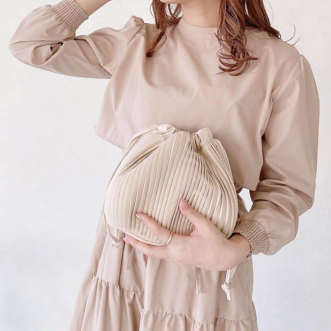 Vannie Officialのインスタグラム：「【レザープリーツBAG】¥2,700+tax  ころんとしたシルエットが可愛い♡ 収納力抜群のbagです♪  柔らかい素材のレザーで、紐も長いので肩掛けもOK♪  中にはチャック付きのポケットもあり、マチも大きく500mlのペットボトルも入っちゃいます！ 　 巾着型のシンプルな形なので、パンツにもスカートにも合わせやすくいデイリー使いにもってこいのbagになっております♡  #vannie_u#ヴァニーユー #ZOZOでしか買えない⠀⠀   お問い合わせはDMまでご連絡ください☺︎」