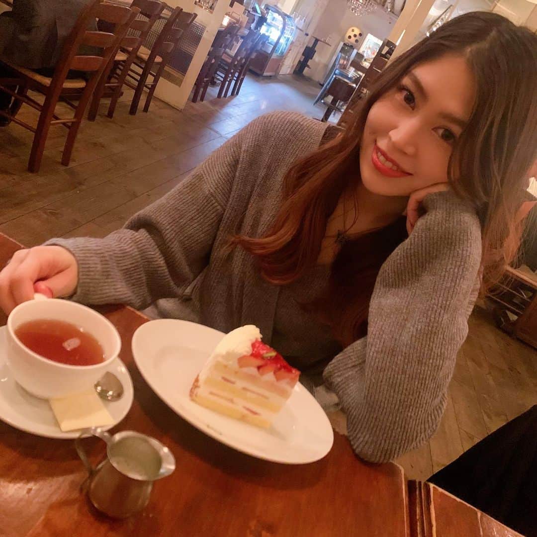 吉岡久美子のインスタグラム：「神戸のカフェはほんまに どこも美味しくて綺麗〜 、 旧居留地おすすめです🎂🍓 、 、 #カフェ #カフェ巡り #カフェ好きな人と繋がりたい #カフェスタグラム #カフェ巡り好きな人と繋がりたい #カフェラテ #カフェ部 #カフェ活 #カフェ女子 #ケーキ #スイーツ  #神戸カフェ #神戸 #神戸グルメ #神戸観光 #旧居留地 #旧居留地カフェ #64cafe #barbistro64  、 #つぼみ大革命 #つぼみ #吉本 #よしもと #アイドル #idol」