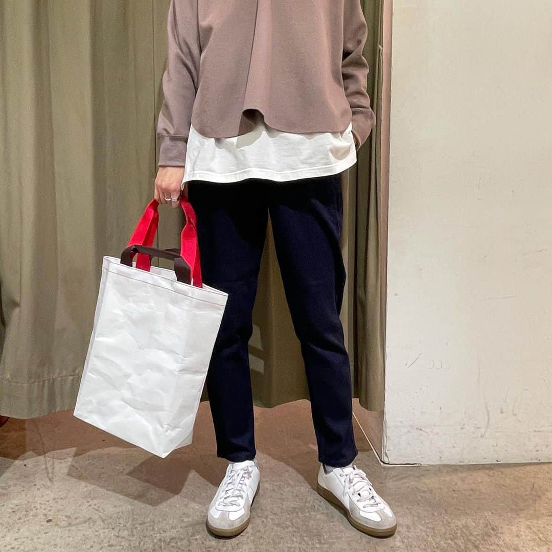 GATHER yamatoのインスタグラム：「﻿ ﻿ 〜GATHER 35th〜﻿ 唐人本店リニューアルOPEN記念﻿ ﻿ 【 HRB×GATHER 】﻿ ﻿ ━━━━━━━━━━━━━━━﻿ collaboration bag﻿ ￥8,800(taxin)﻿ color:ブルー,シルバー,ホワイト,ブラック ━━━━━━━━━━━━━━━﻿ ﻿ 本日2/4(木)発売です✨﻿ ﻿ 縦長の大容量size。﻿ シーンに合わせて﻿ 持ち手を使い分け◎﻿ カジュアルなコーデもこなれた印象に！﻿ ﻿ ﻿パーカー #Munich ￥14,300(taxin)  デニム #ATSUROTAYAMA ￥11,000＋tax ﻿  #ギャザー #GATHER﻿ #ギャザー大和店 #GATHER大和店 #HRB #春バッグ #バッグ#トートバッグ#クラッチバッグ﻿ ﻿」
