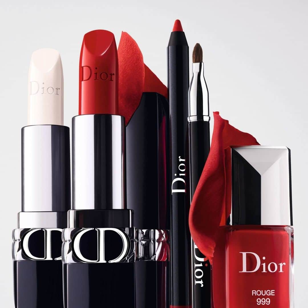 Dior Makeupのインスタグラム：「Discover the new members of the Rouge Dior routine! Dior Contour: for the most precise and striking result that matches perfectly with each shade of Rouge Dior lipstick. It is transfer proof and will stay in place all day long. Rouge Dior Satin Balm: the first Rouge Dior Couture Balm with a universal sheer finish. All of Dior floral skincare science is infused in this balm, specially formulated not only for its smoothing effect, but also to hydrate, nourish and embellish lips! • ROUGE DIOR SATIN BALM 000 Diornatural ROUGE DIOR 999 DIOR CONTOUR 999 DIOR VERNIS 999 • #diormakeup #rougedior #wewearrouge」