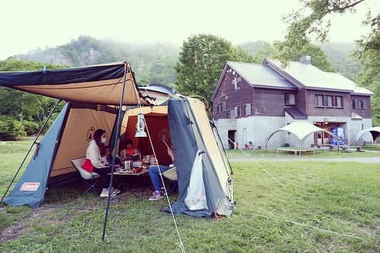 キャンプ情報サイト［ランタン］さんのインスタグラム写真 - (キャンプ情報サイト［ランタン］Instagram)「CAMP SMILE STYLE ／ 愛犬も思わずじゃれる！？ みんなで一気に設営したテントで家族団らん ＼ いろんなキャンパーのキャンプスタイルを現地取材と一般キャンパーからの投稿で数多く掲載してます。 . . 詳しくは @lantern.camp webサイトをご覧ください . . #camp #camping #outdoor #travel #trip #lantern_smile #nature #キャンプ #キャンプ用品 #アウトドア #テント #自然 #旅行 #キャンプ初心者 #キャンプ好きな人と繋がりたい #キャンプスタイル #LANTERN #キャンプギア #coleman #コールマン #feuerhand #フュアハンド #bs276 #ベイビースペシャル276 #犬連れキャンプ #春キャンプ #ファミリーキャンプ #雨飾高原キャンプ場」2月4日 17時56分 - lantern.camp
