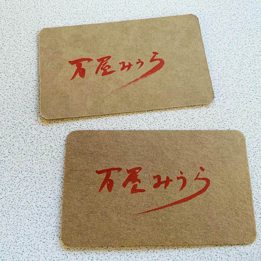 のインスタグラム：「三浦が店主を務めるオンラインストア「万屋みうら」では商品を梱包する際にカードを同封しております こちら、一枚ずつ手書きしております」