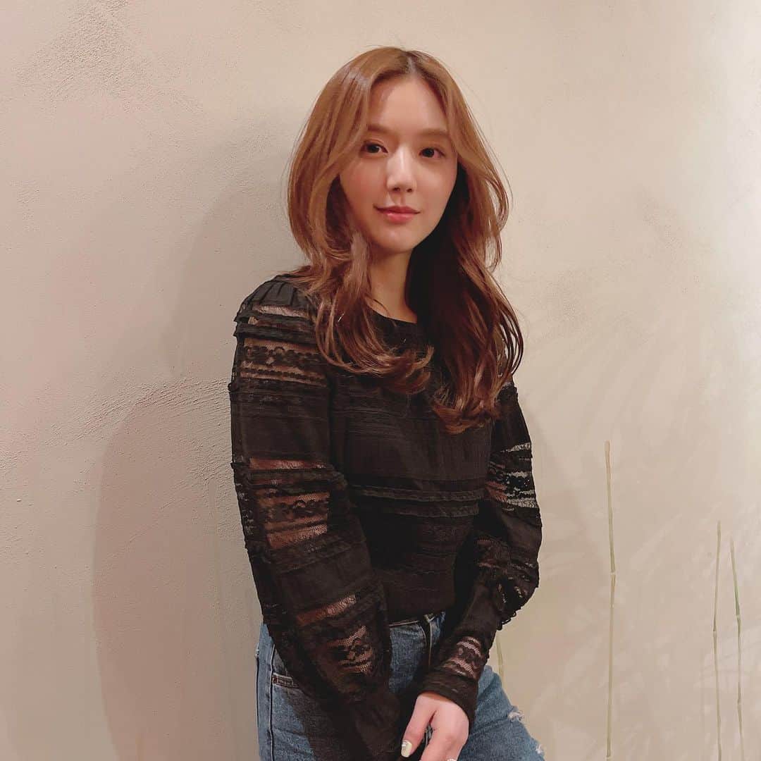 のインスタグラム：「💕 ㅤㅤㅤㅤㅤㅤㅤㅤㅤㅤㅤㅤㅤ エクステ取ったからロングの写真がもうなくなってくる😂🥲 当分はまた短いのを楽しむか😂 ㅤㅤㅤㅤㅤㅤㅤㅤㅤㅤㅤㅤㅤ #daily #koreanfashion #패션 #오오티디 #데일리룩 #희영 #블라우스 #ブラウス #大人カジュアル #ひよん #春服」