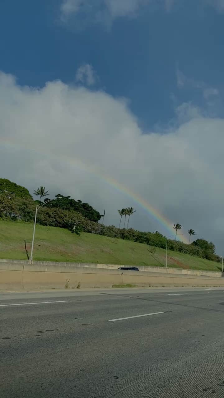 エビアン・クーのインスタグラム：「Live the life you love, love the life you live 🏠🌴🌈✨🥰」